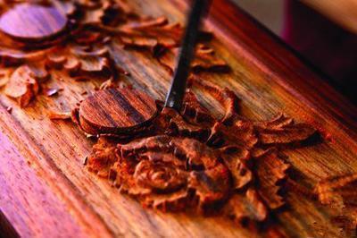 如何辨别红木家具的手工雕和机器雕