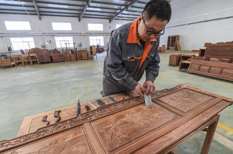 图片近年来,河北省饶阳县打造集生产,加工,销售于一体的昊阳红木雕刻