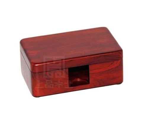 此款红木木盒采用进口的非洲花梨木加工制作而成,板材裁板后